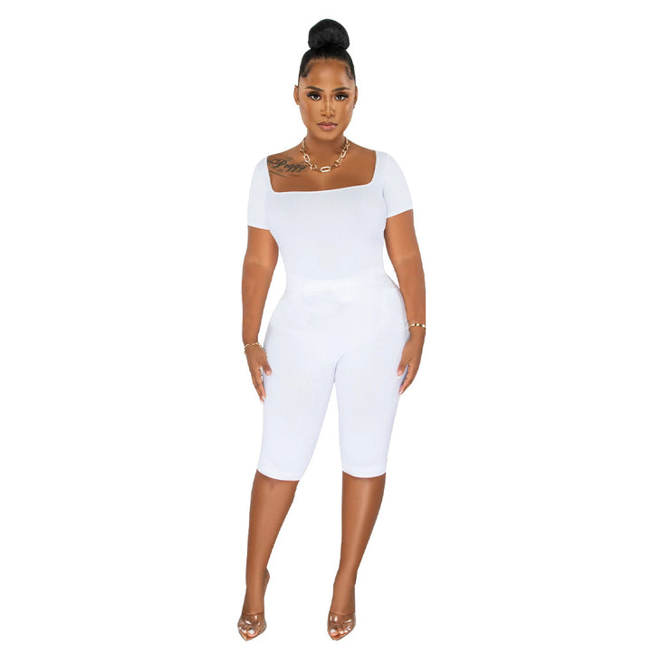 Dame figurtilpasset jumpsuit med off-shoulder design og knælang skæring Stilla