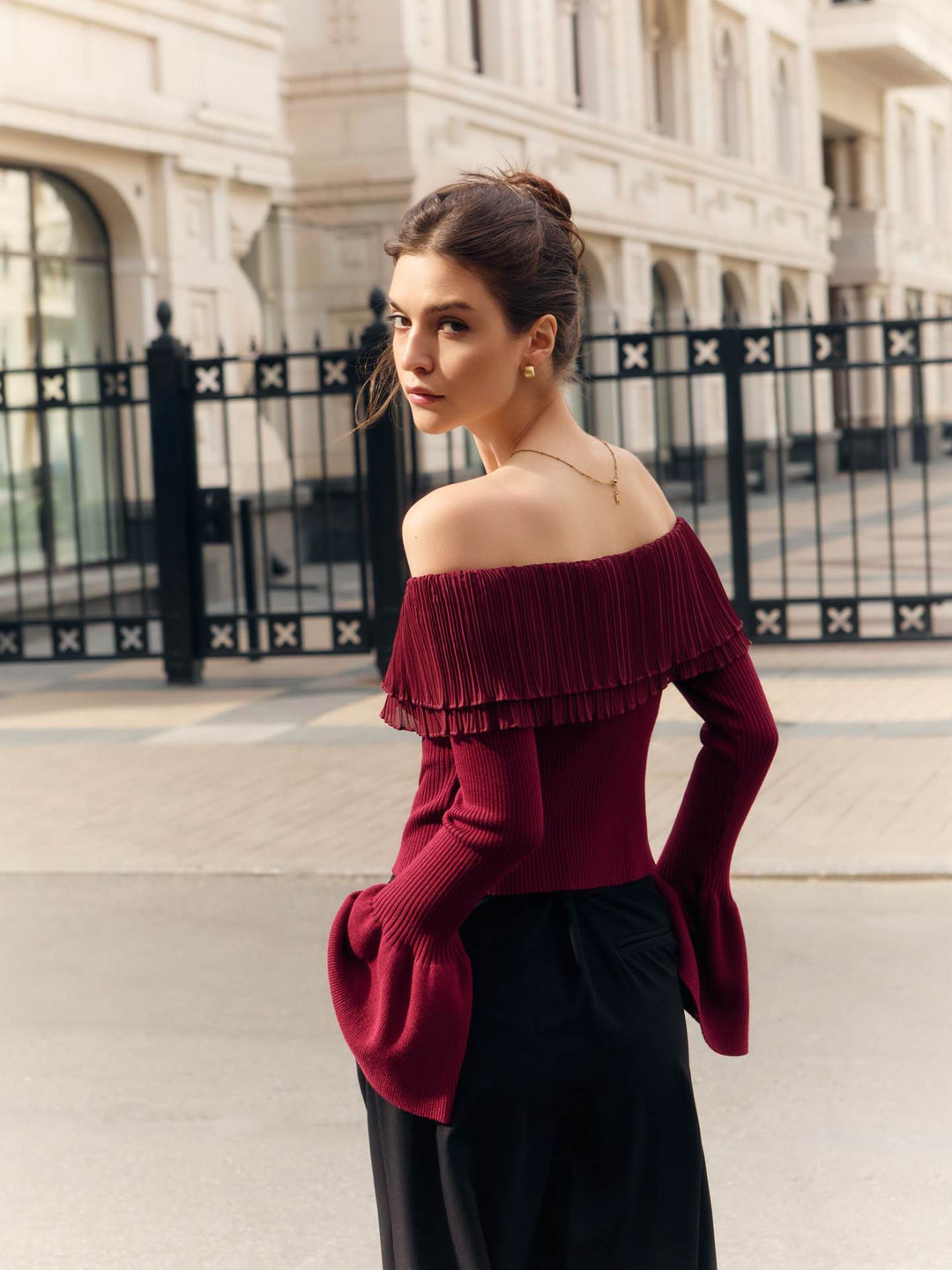Dame Raffineret Off-Shoulder-Striktrøje med Flæser og Knapliste Stilla
