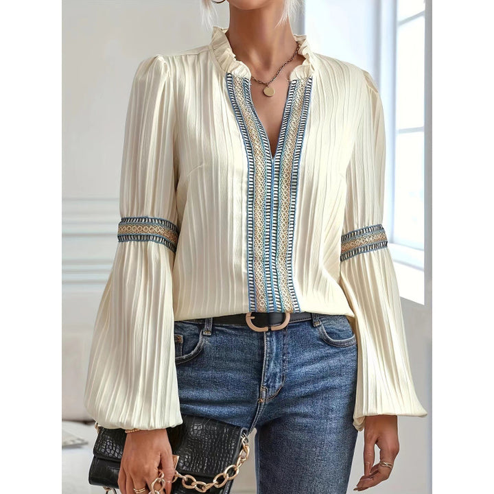 Kvinders elegante plisserede bluse med flæse detaljer Stilla
