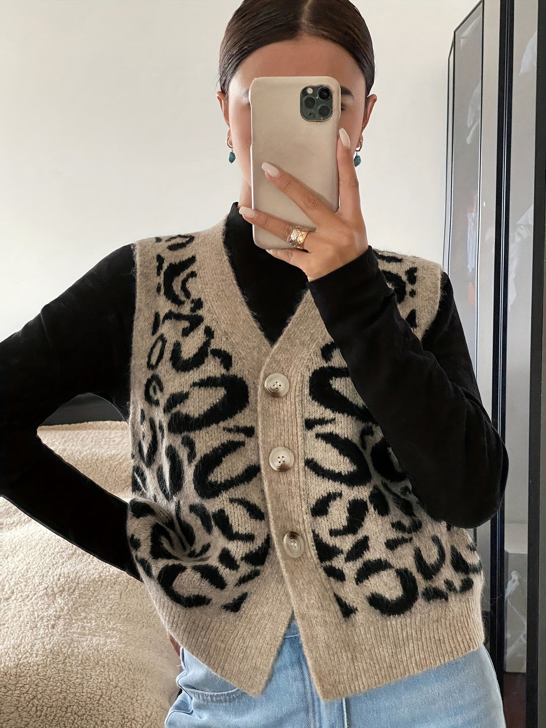 Dame strikket vest med elegant leopardmønster og knapper af høj kvalitet Stilla