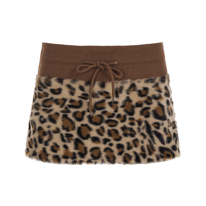 Damer nederdel i elegant leopardmønster med elastisk talje og skåret detalje Skovae