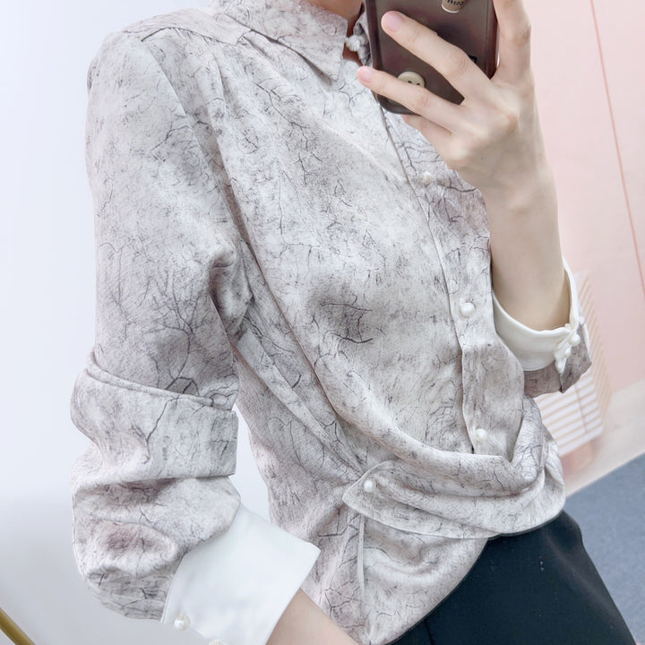Damebluse med kunstnerisk mønster og elegante detaljer Stilla