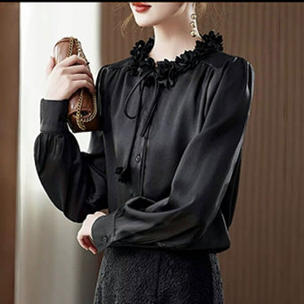 Damebluse med florale flæser og elegant snøring Stilla