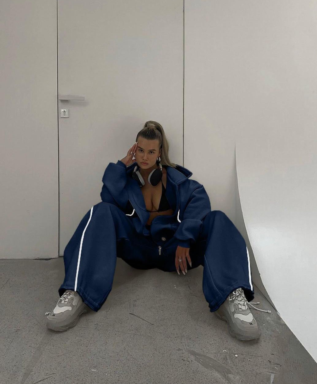 Kvinders sporty oversized sæt lavet af blød fleece med kontraststriber Skovae