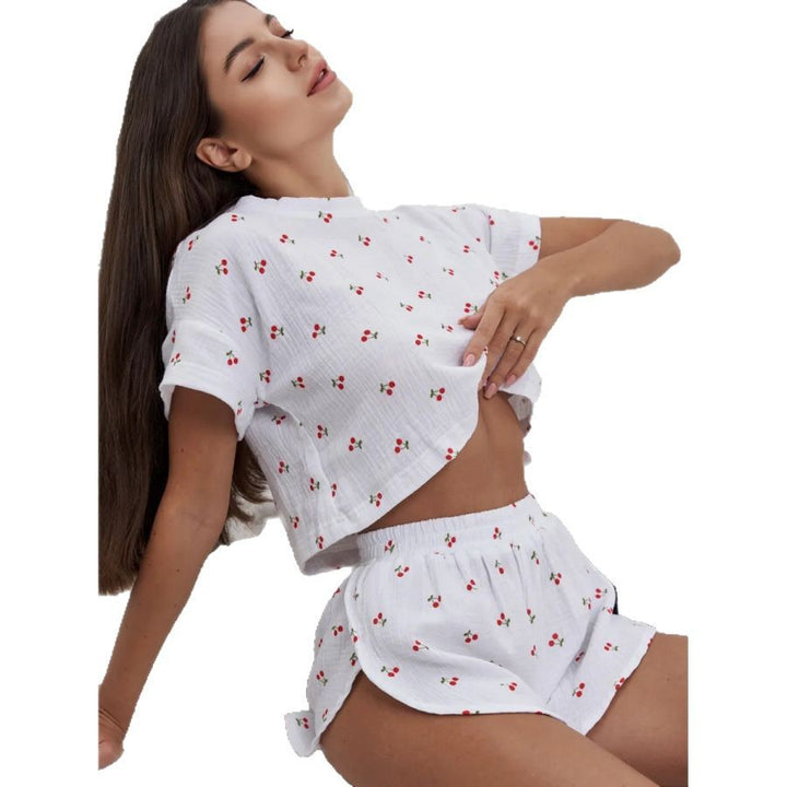 Dame fritidsbluse med legende blomsterdesign og shorts Stilla