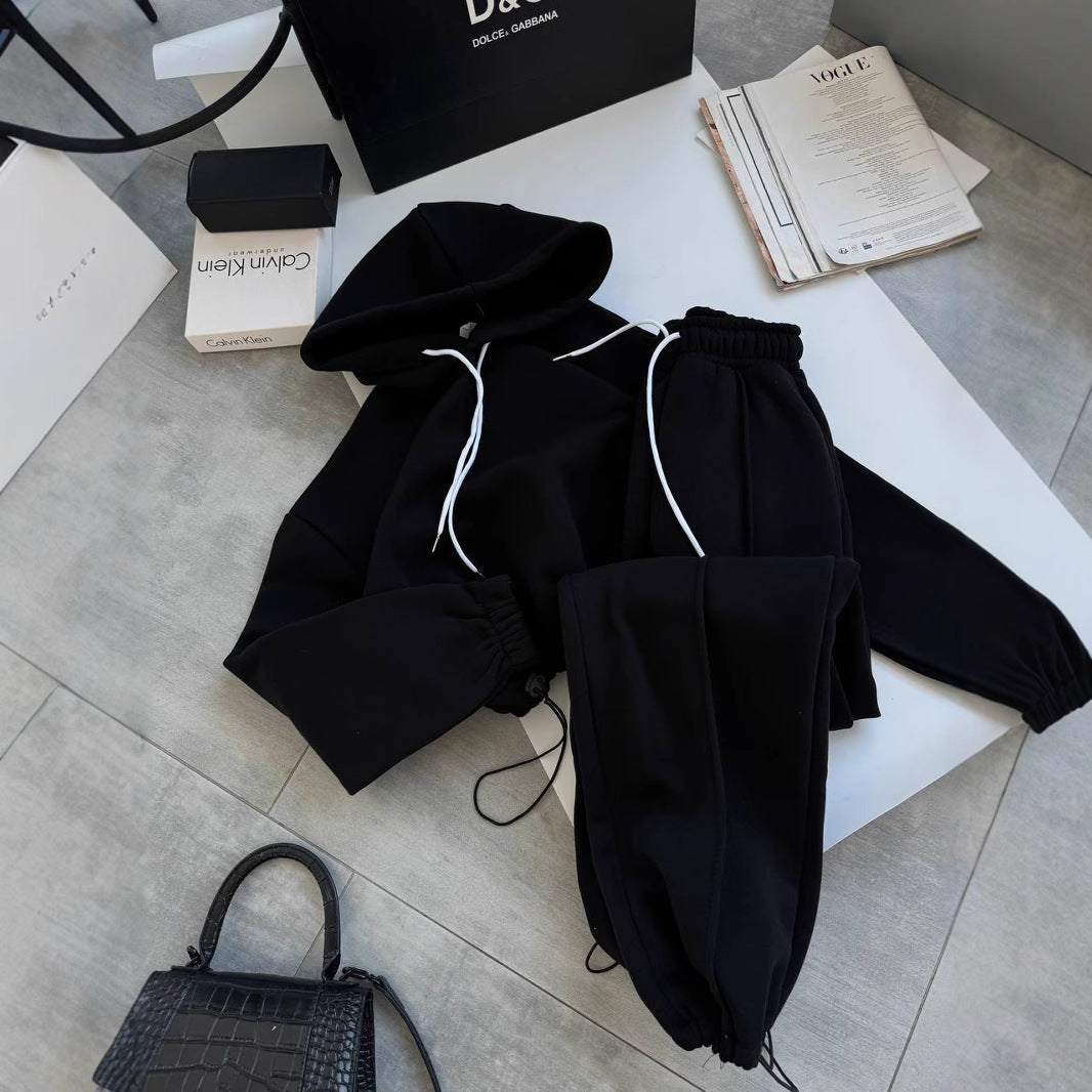 Dame hoodie og joggersæt med sidelommer og elastisk talje