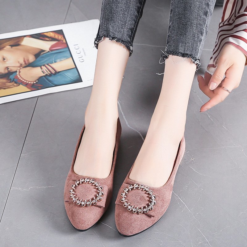 Dame nan elegante Veloursoptik-Ballerinas med dekorativ smykkebrosche og lille blokhæl Skovae