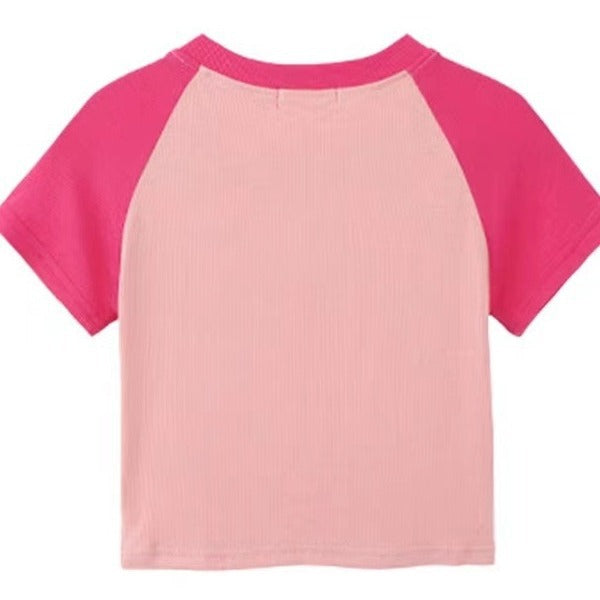 Dame Cropped T-Shirt med kontrasterende ærmer og moderne print Skovae