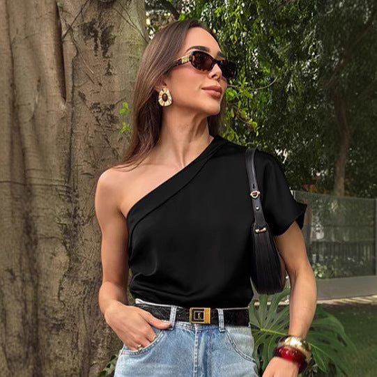 Dame satin bluse med asymmetrisk udskæring og elegant design Stilla