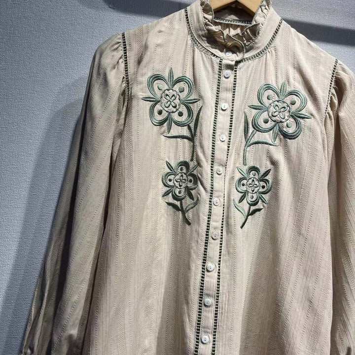 Damebluse med kunstneriske florale broderier og elegante detaljer Stilla