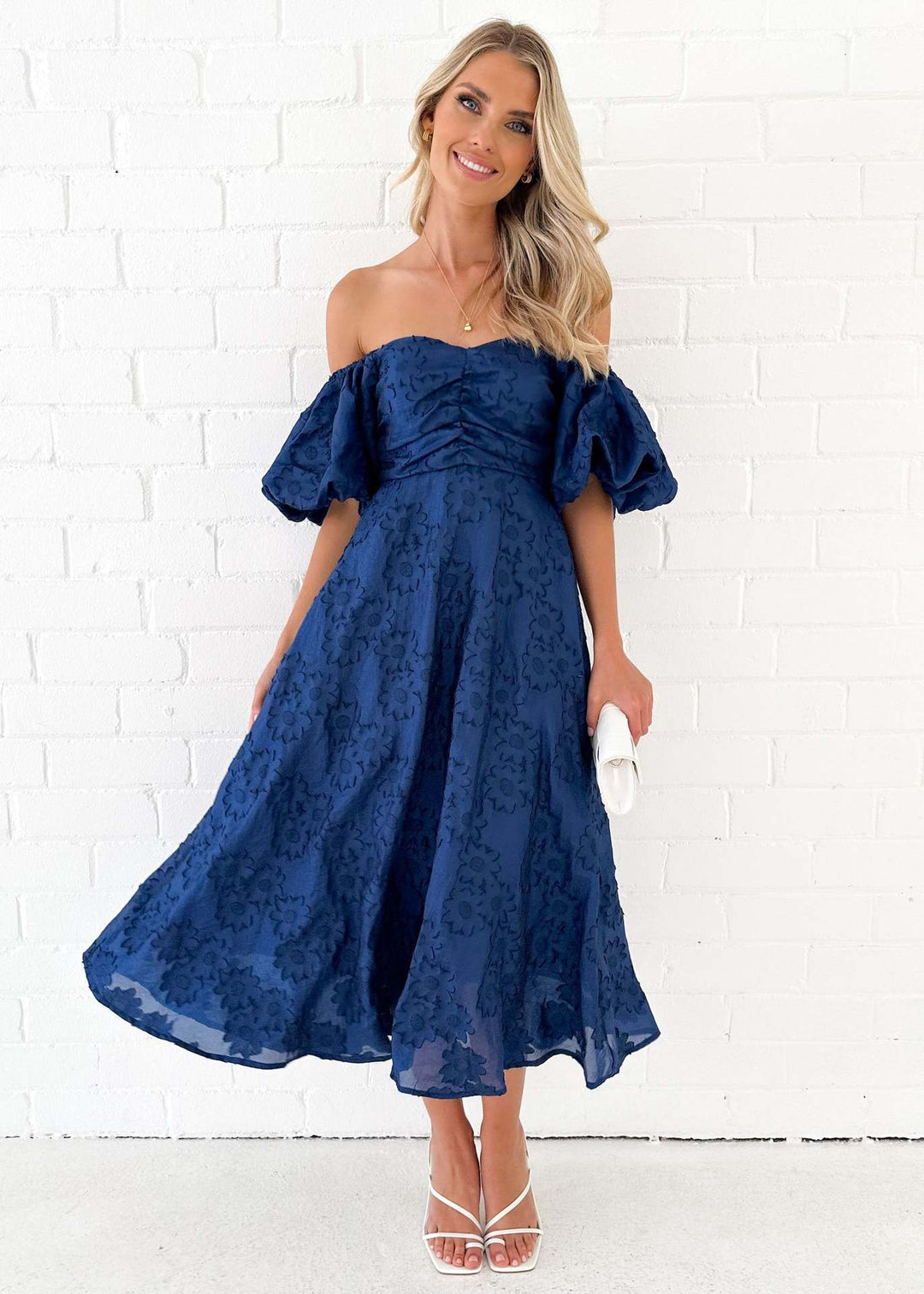 Damekjole med skulderfri design og elegante puffærmer Stilla