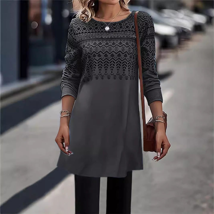 Dame broderet top i afslappet design med rund halsudskæring og lange ærmer Stiila