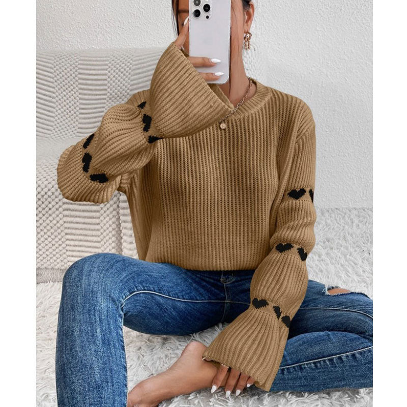 Kvinders strikket sweater med hjerteapplikationer og brede ærmer Stilla