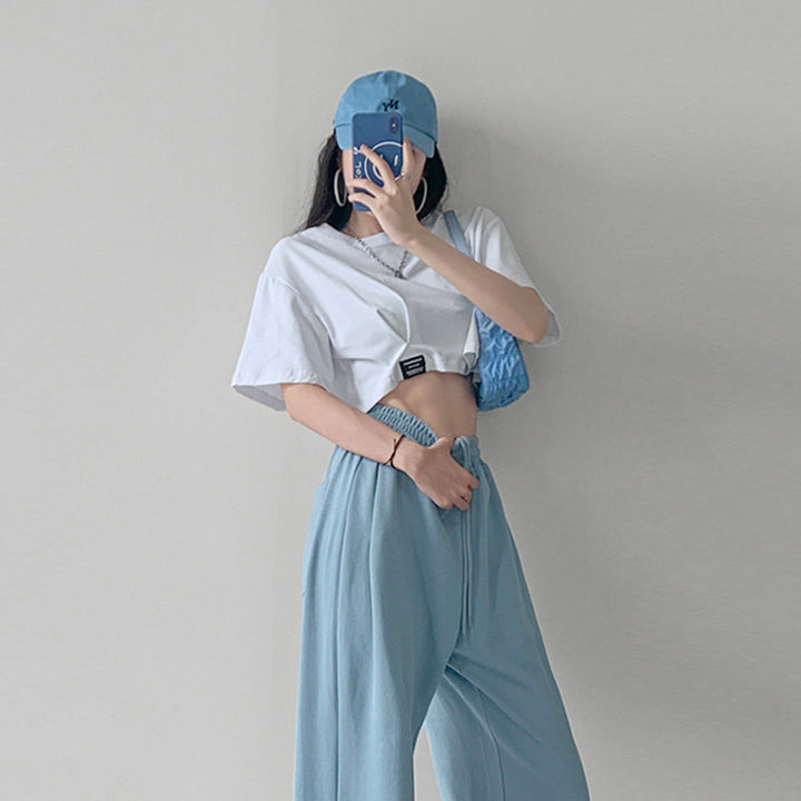 Kvinders cropped t-shirt med en afslappet pasform og moderne detaljer