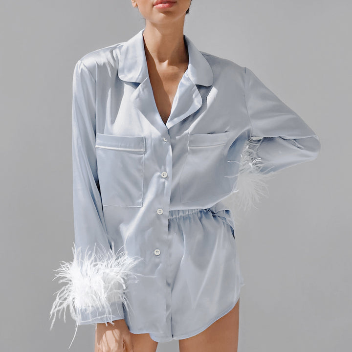 Dame Satin Pyjama-Sæt med fine fjerdetaljer og elegant snit Stilla