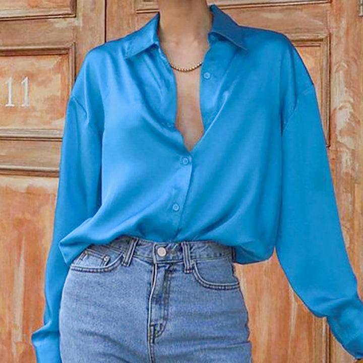 Dame Satin Bluse med dyb V-udskæring og løstsiddende pasform Stilla