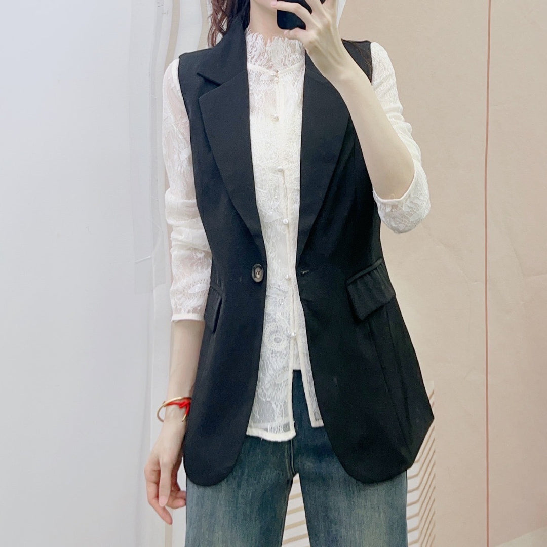 Damevest i elegant blazer-stil med praktiske lommer og særpræget snit Stilla