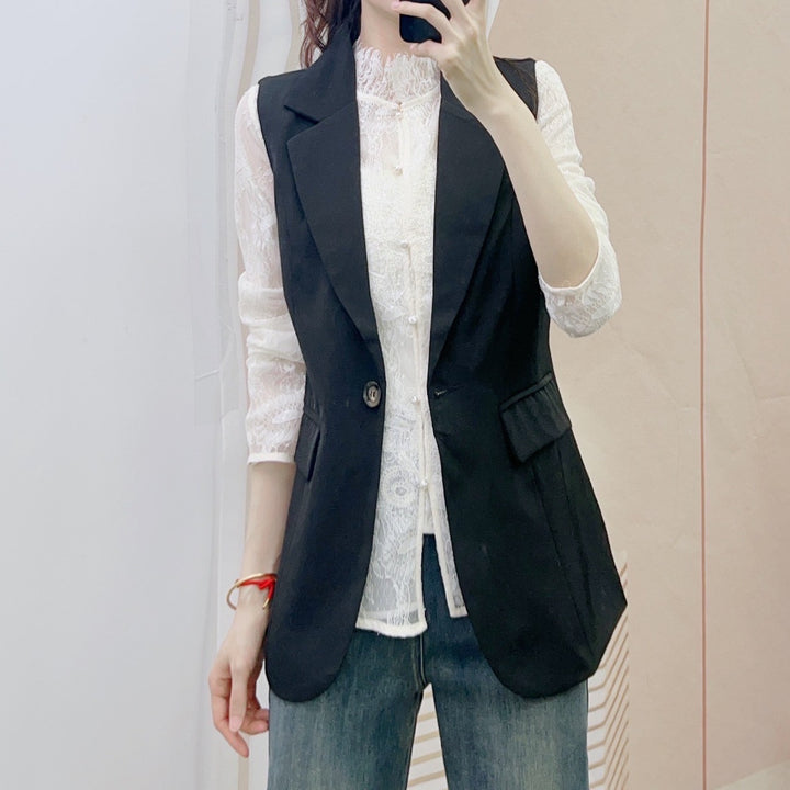 Damevest i elegant blazer-stil med praktiske lommer og særpræget snit Stilla