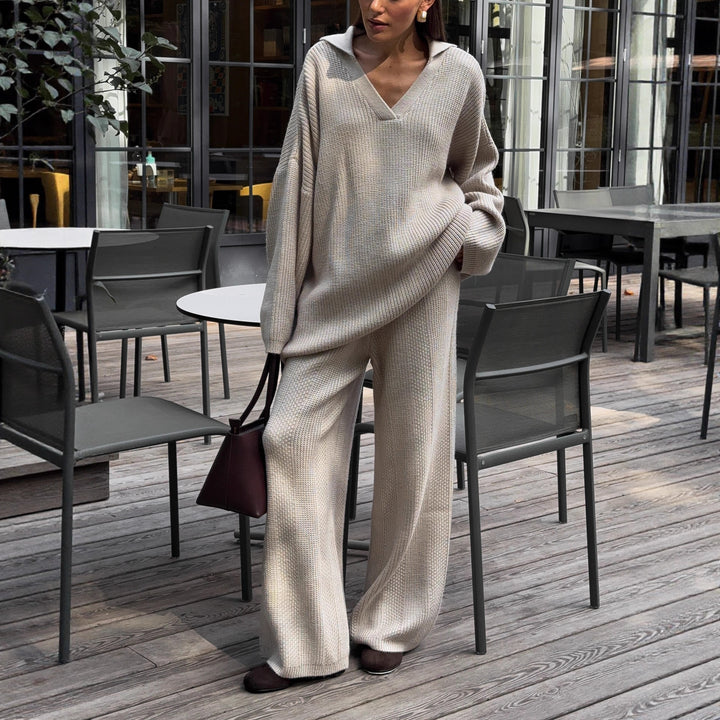 Kvinders stilfulde ribstrikket loungewear sæt med løs pasform top og bredskårne bukser Stilla