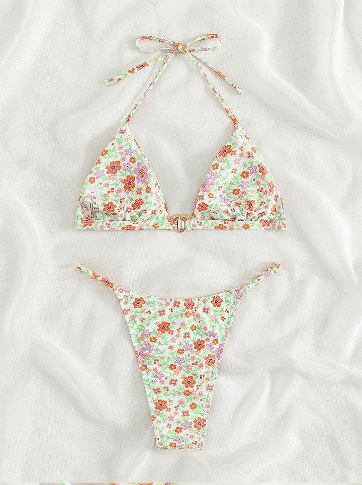 Dame triangel-bikini med dekorative kædetræk og florale accenter Skovae