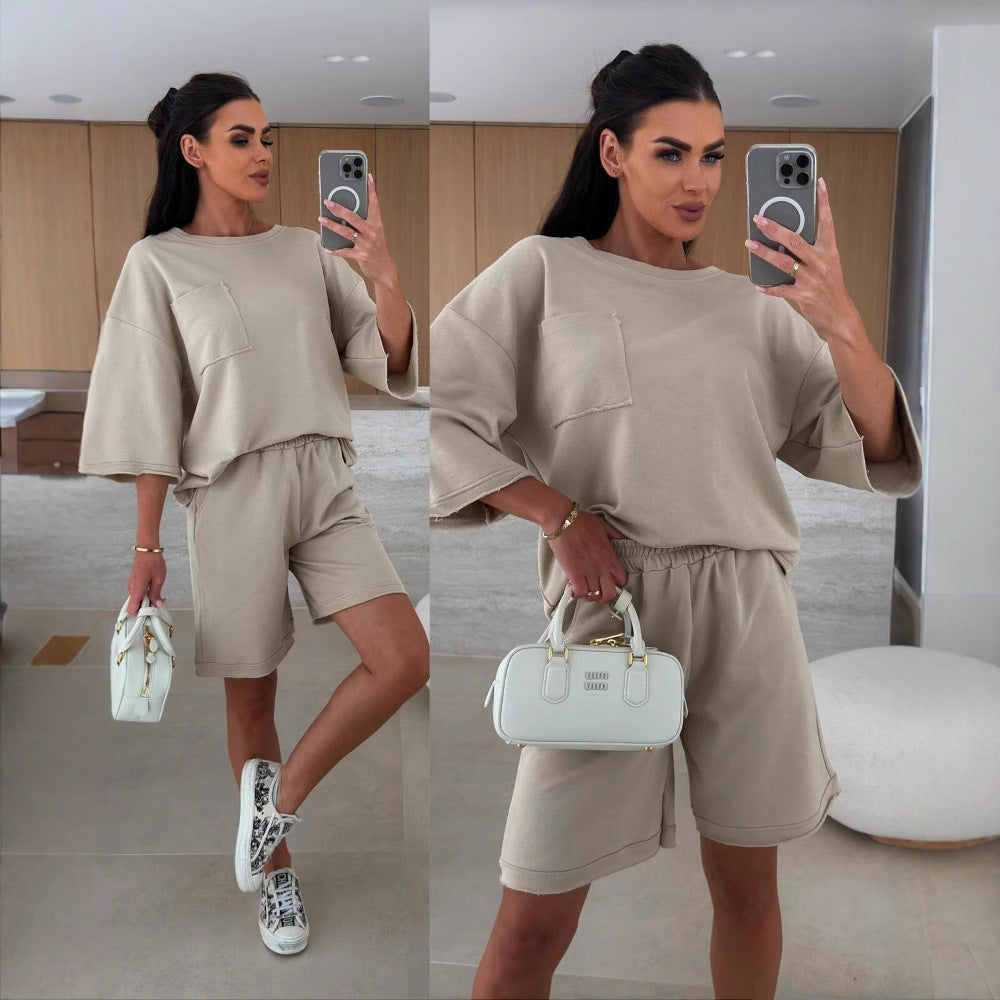 Kvinders afslappede loungedragt med oversized top og komfortable shorts
