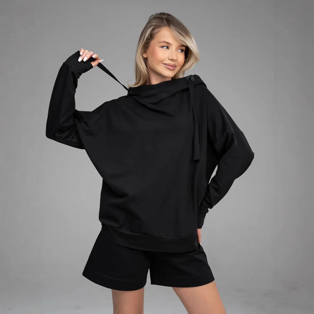 Kvinders komfortable og stilfulde hoodie med casual kängurulomme og shorts sæt Skovae