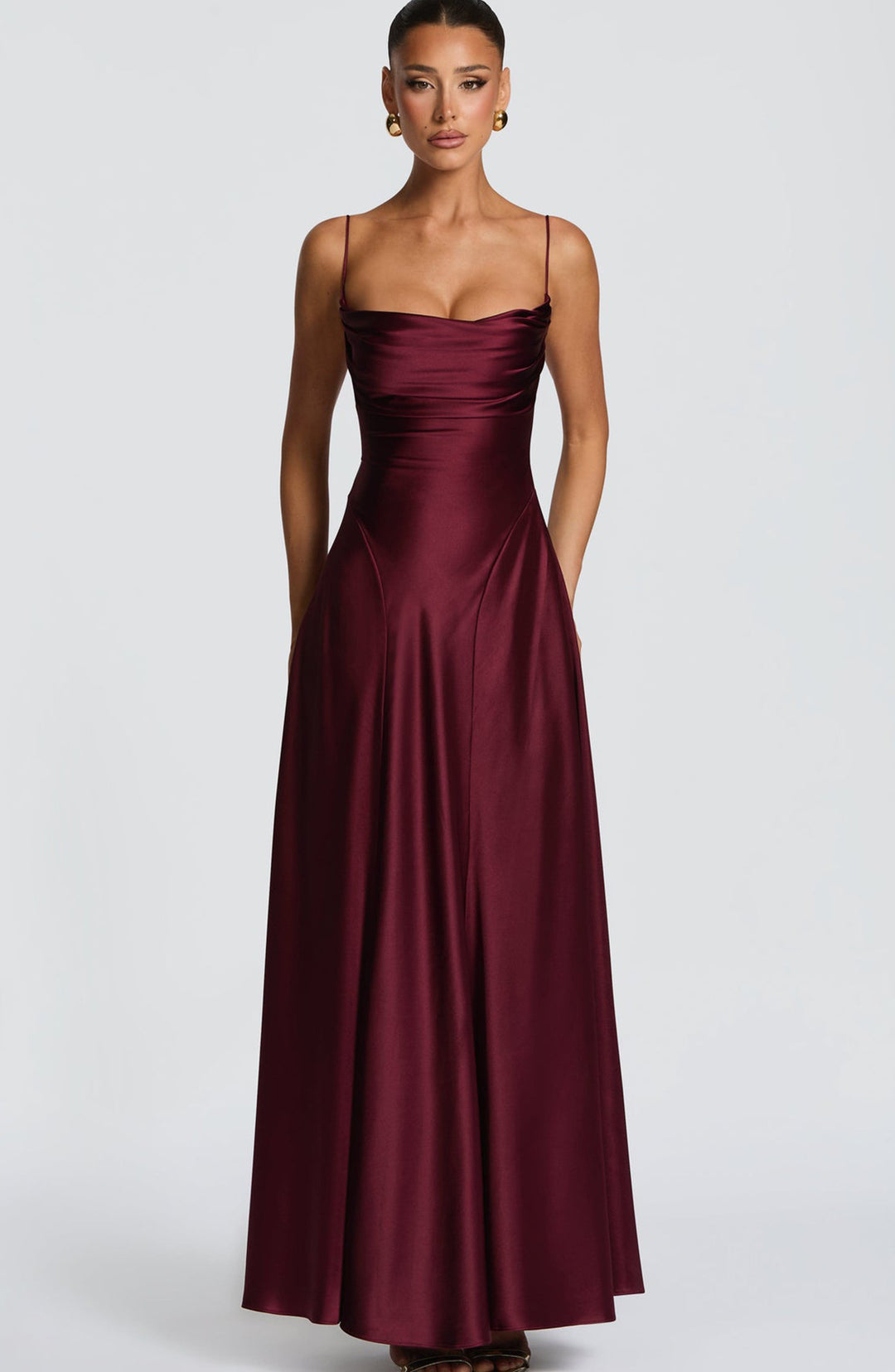 Kvinders elegante maxikjole med sofistikerede spaghetti-stropper og svajende satin Skovae