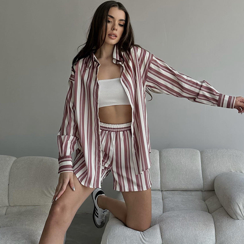 Dame stribet fritids-loungewear-sæt med løs pasform og knaplukning Stilla