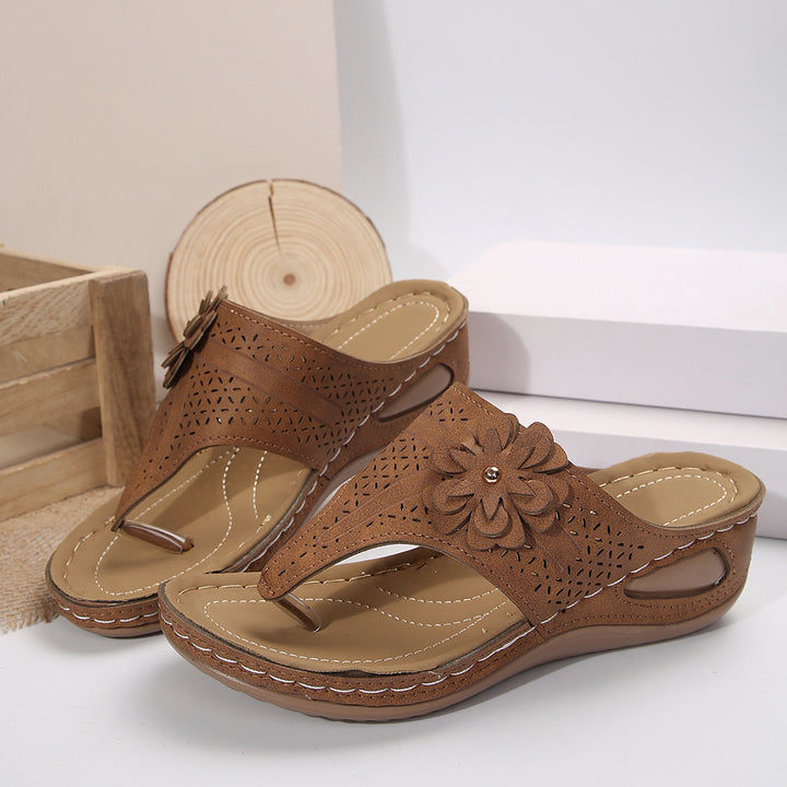 Dame flip-flops med stilfulde blomsterapplikationer og ergonomisk fodseng Stilla