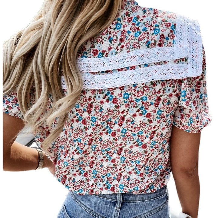 Damebluse med spidskrave og blomsterdesign Stilla