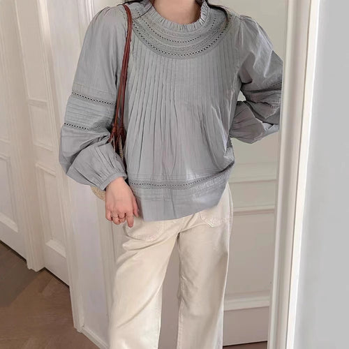 Damebluse med fine folder og dekorative spidsindsatser Stilla