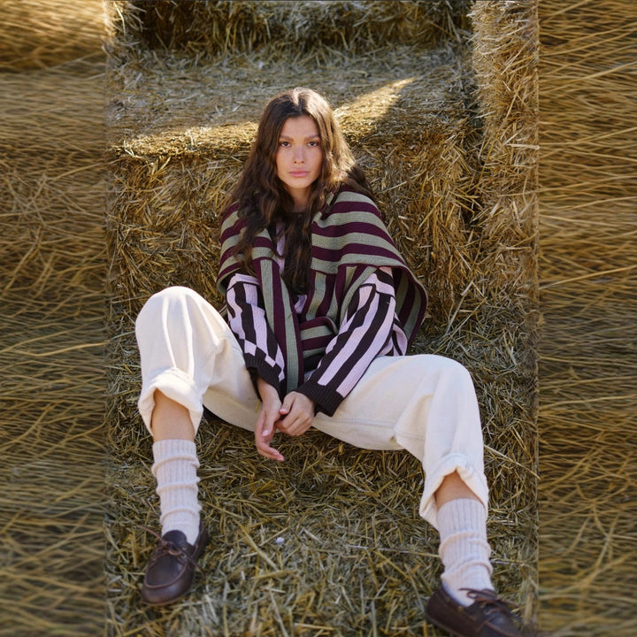 Kvinders stripet oversized sweater med knaplukning og dyb V-hals Stilla