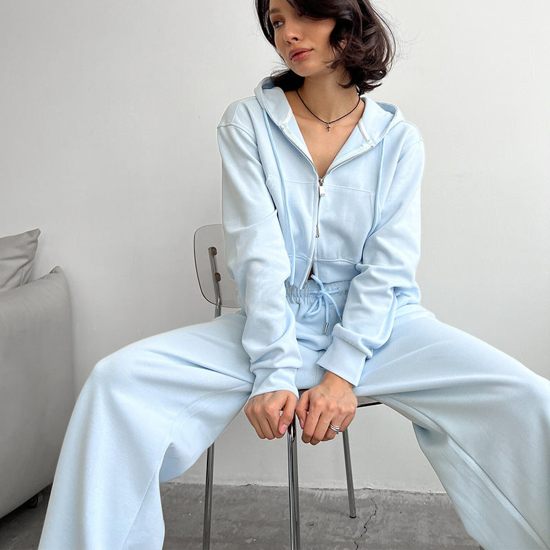 Kvinders cropped hoodie og løse joggingbukser i minimalistisk design