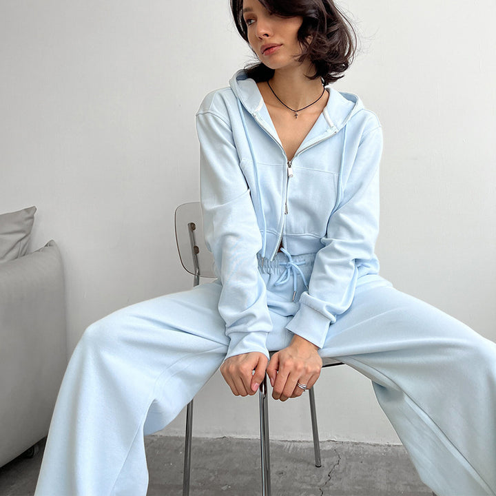 Kvinders cropped hoodie og løse joggingbukser i minimalistisk design