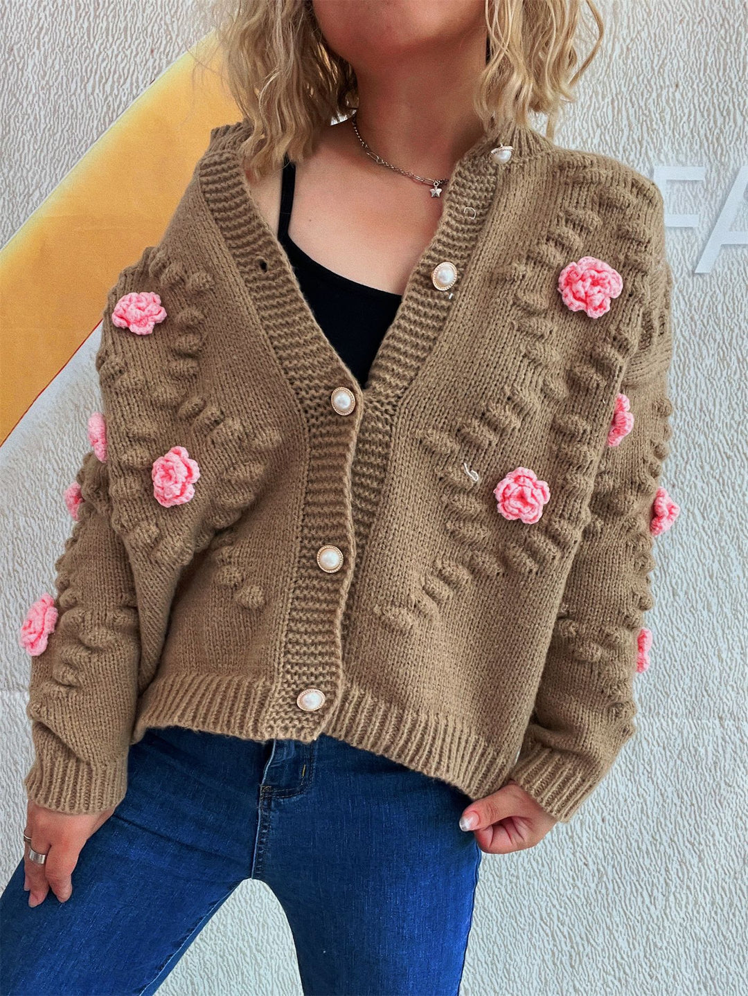 Dame cardigan med blomsterapplikationer og perleknapper Stilla