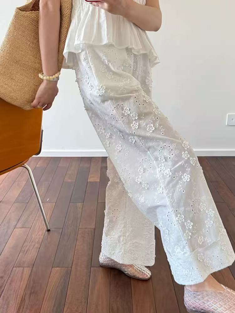 Dame Elegant og luftig buks med blomster broderedesign Stilla