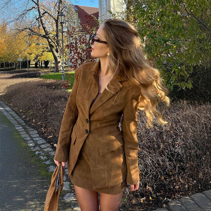 Dame moderigtig blazer med matchende nederdel Stilla