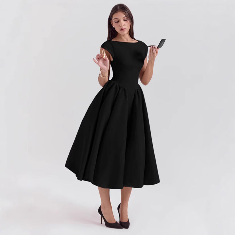 Dame cocktailkjole med elegant A-linje silhuet og rynket skirt Stilla