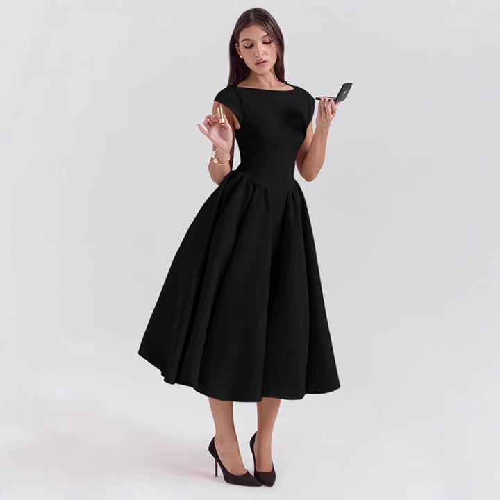 Dame cocktailkjole med elegant A-linje silhuet og rynket skirt Stilla