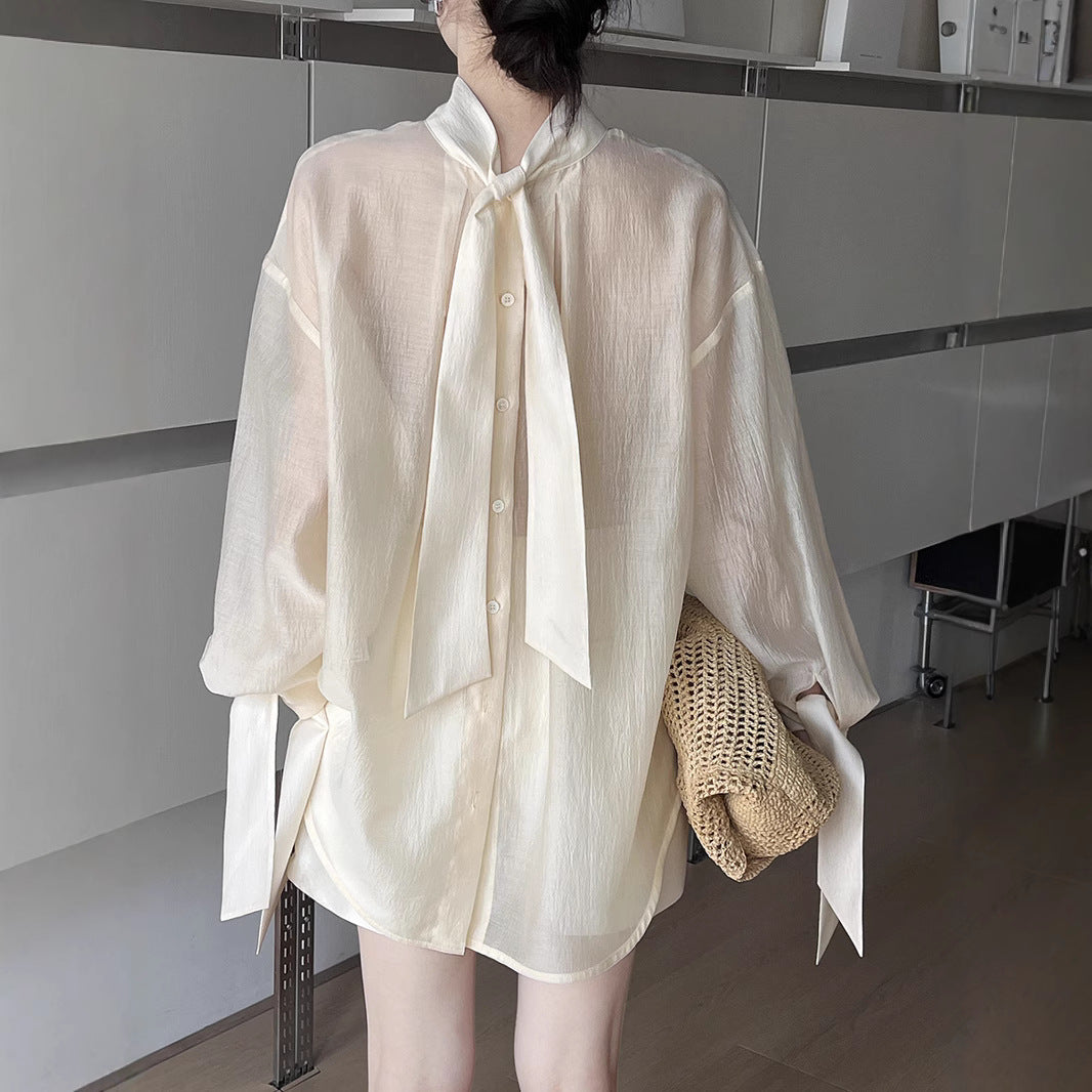 Damebluse med innovative båndærmer og elegant struktur Stilla
