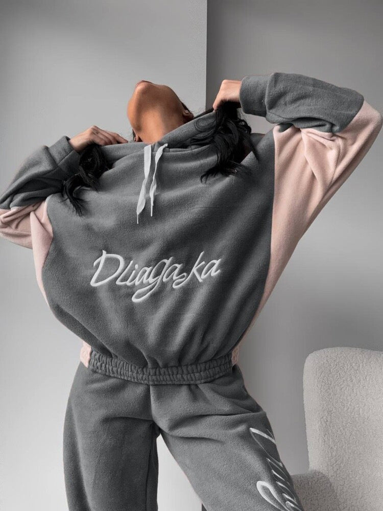 Kvindernes komfortable fleece træningsdragt med elegant skrift Skovae