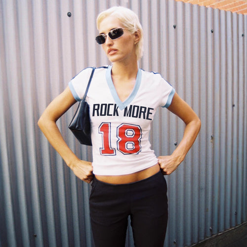Dame modische V-hals T-shirt med dekorativ tekst Skovae