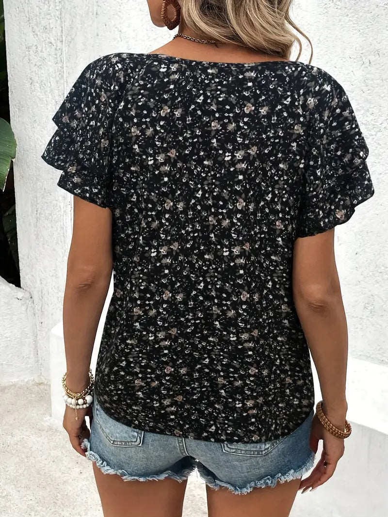 Damebluse med ryschedetaljer og blomster mønster Stilla