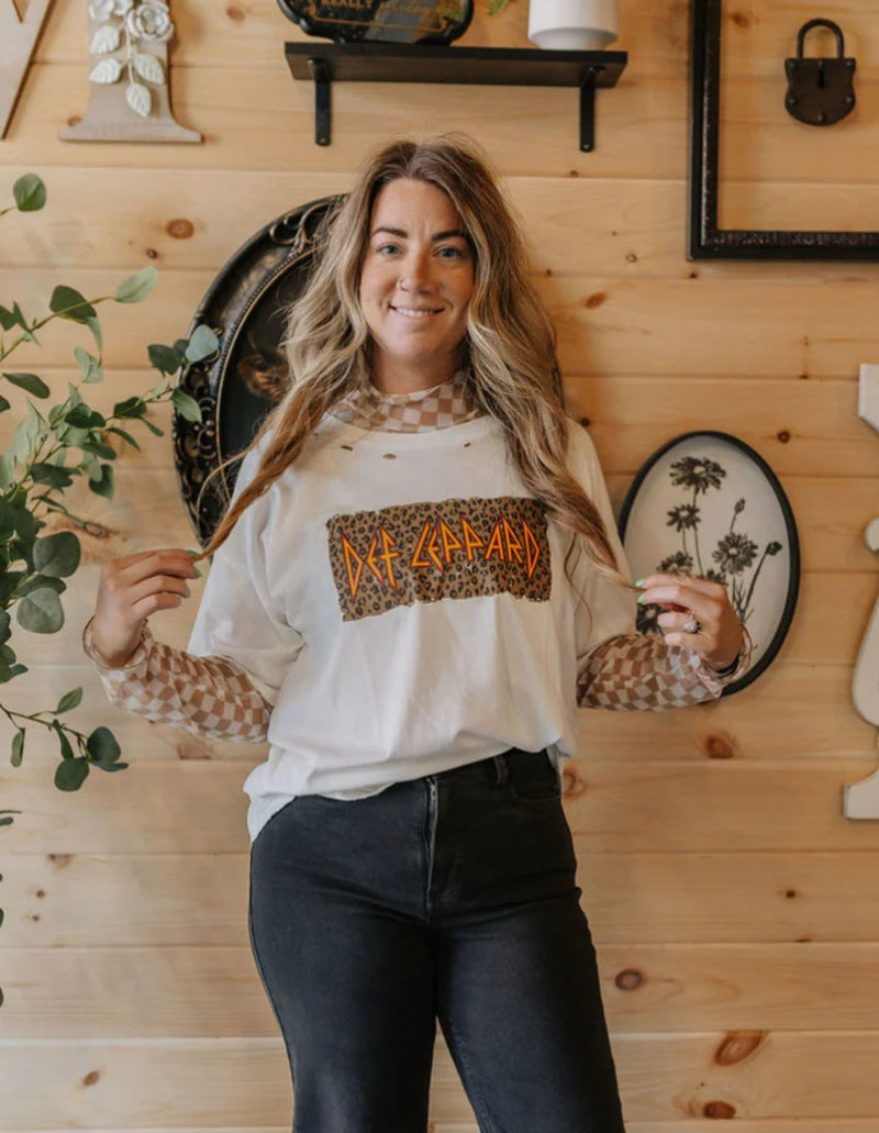 Damer med afslappet lag-T-shirt med retro-bandtryk, brugt-udseende og ternet mesh-langærmet top Skovae