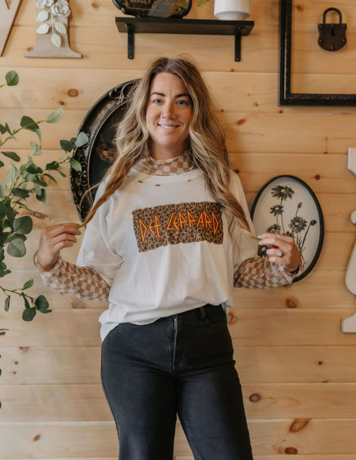 Damer med afslappet lag-T-shirt med retro-bandtryk, brugt-udseende og ternet mesh-langærmet top Skovae