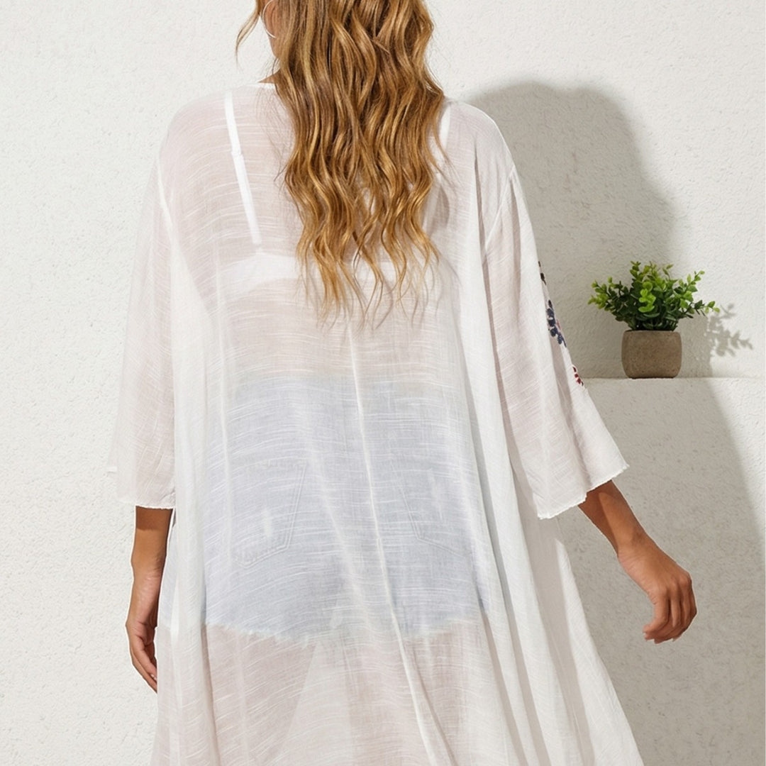 Dame luftig og elegant strandkimono med florale hæklede accenter Skovae