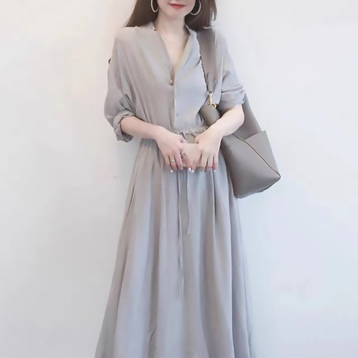 Damebluse med taljerbar knude og elegante detaljer Stilla