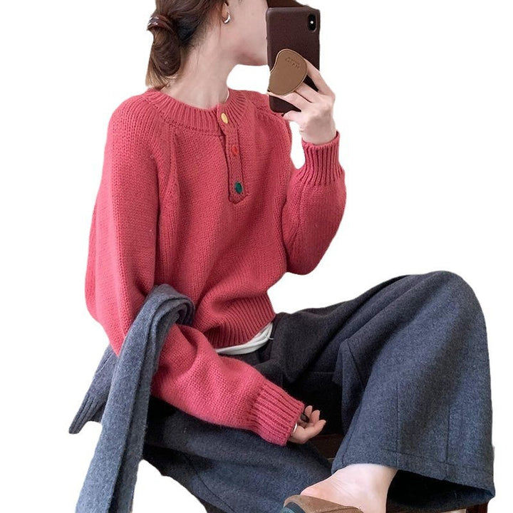 Kvinders hyggelige sweater med farverige knapdetaljer og blødt materiale Stilla