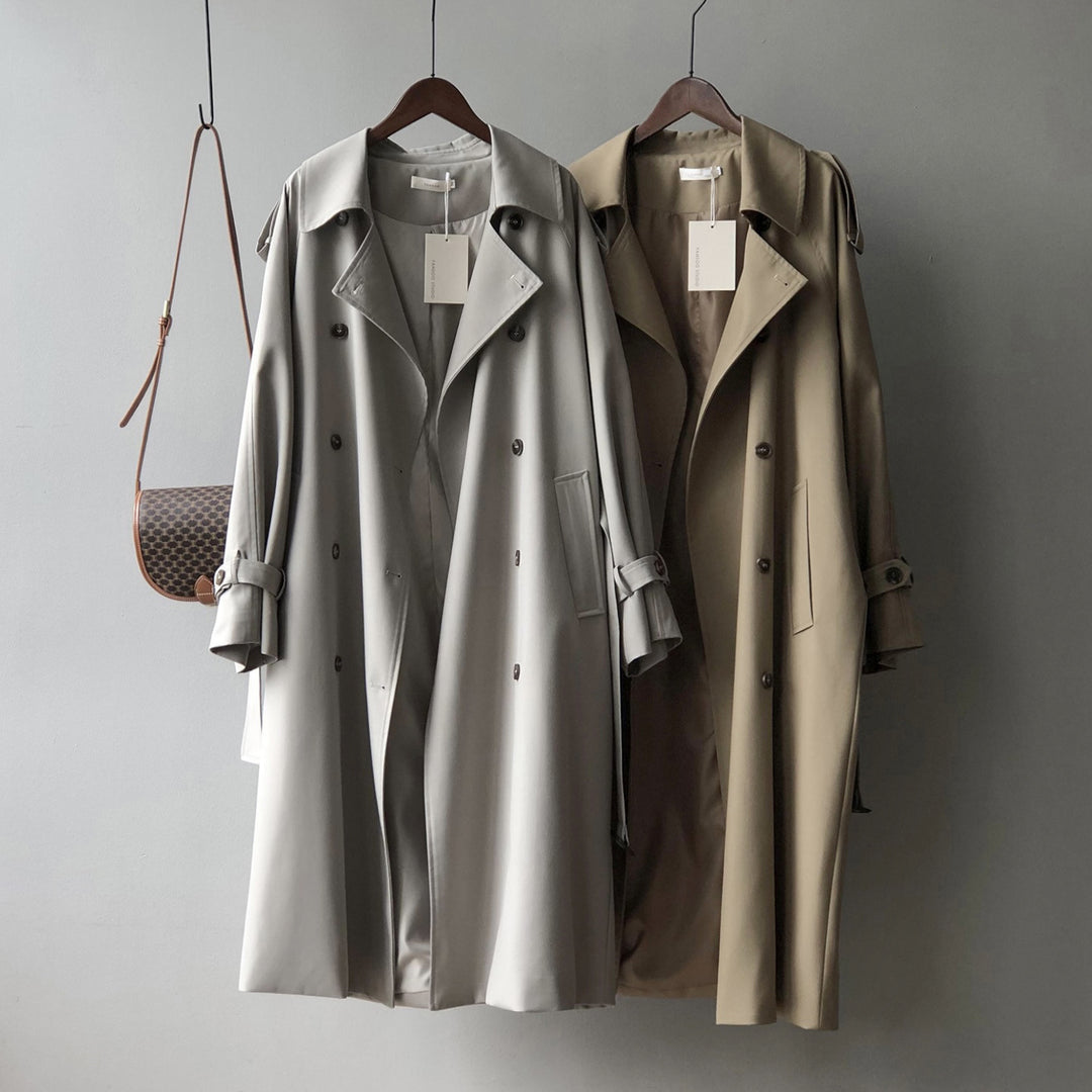 Dame trenchcoat med dobbelt knapliste og elegante detaljer Stilla