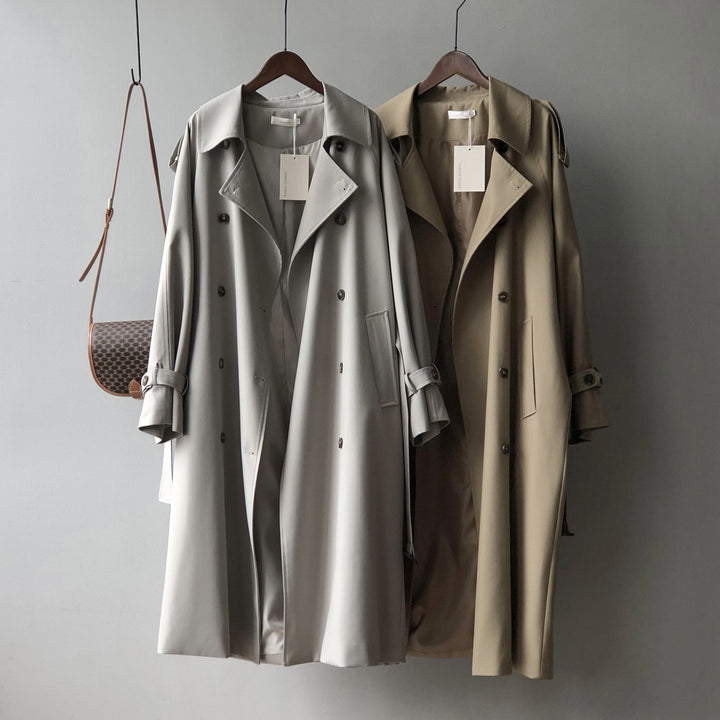 Dame trenchcoat med dobbelt knapliste og elegante detaljer Stilla